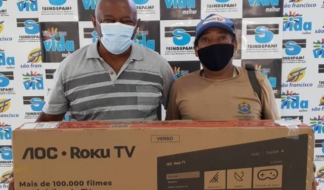 Presidente Adail Entrega Tv De 43 Polegadas Ao Sorteado Na Promoção Sindspam/Drogaven