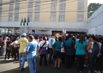 Servidores Em Greve Realizam Protesto Em Frente À Prefeitura