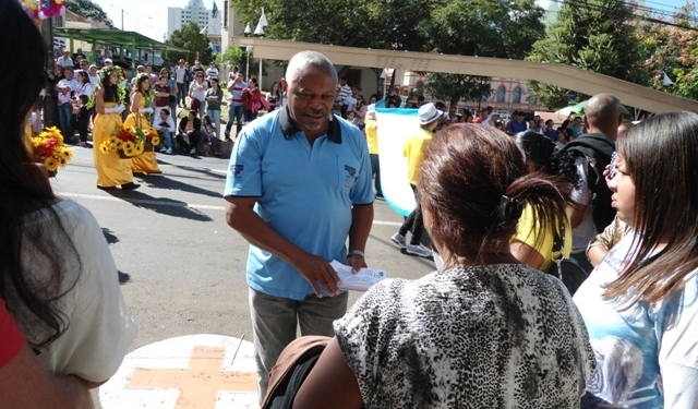 Servidores Em Greve Distribuem Panfletos À População Durante A Parada Das Flores