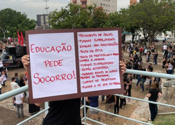 Protesto “Educação Pede Socorro” Leva Mais De Mil Para O Centro